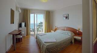 Гостиница Кедр-Запад Отель Алупка Двухместный номер с 1 кроватью, балконом и видом на море-2