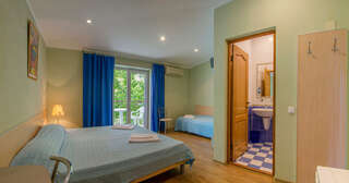 Гостиница Кедр-Запад Алупка Классический трехместный номер-1