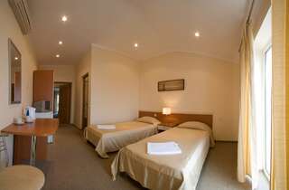 Гостиница Кедр-Запад Алупка Двухместный номер с 2 отдельными кроватями, вид на море-1