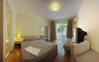 Гостиница Кедр-Запад Алупка Трехместный номер с балконом-1