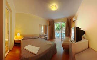 Гостиница Кедр-Запад Алупка Трехместный номер с балконом-2