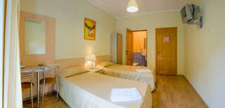 Гостиница Кедр-Запад Алупка Двухместный номер с 2 отдельными кроватями, вид на горы-3